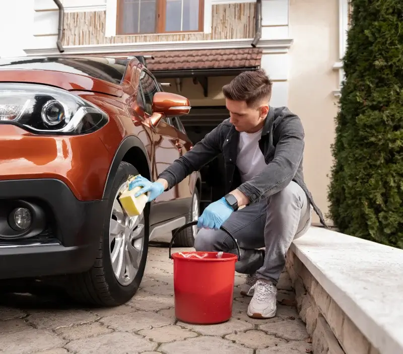 Lavage auto à domicile Taurignan-Castet : professionnel intervenant sur un véhicule